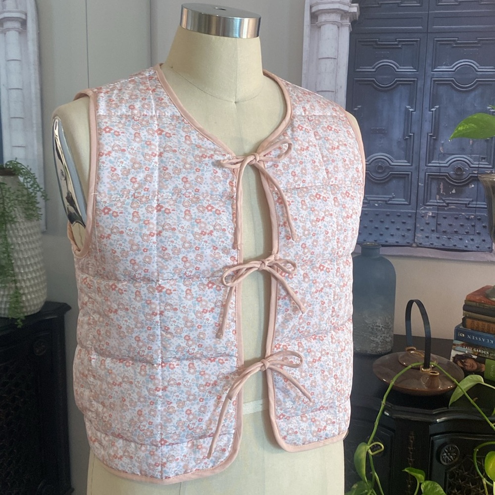 Stoosh Floral  peach Quilted Vest
ladies size M !